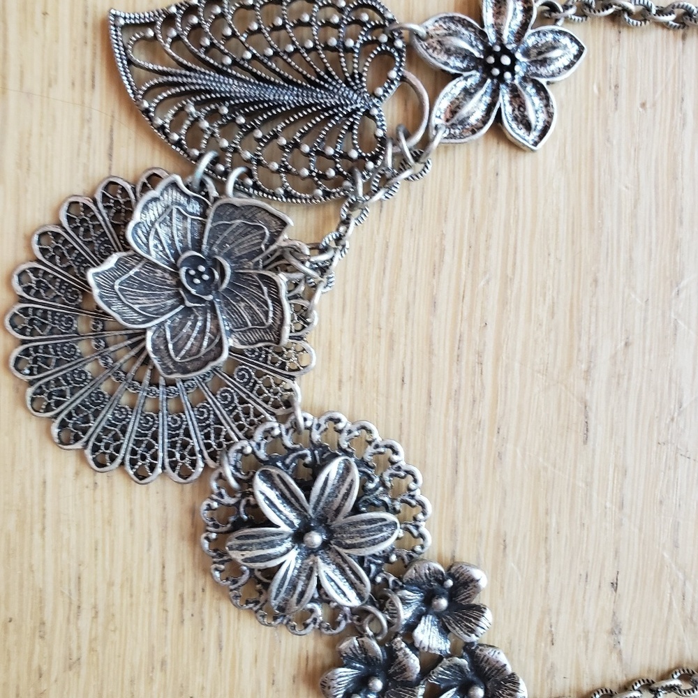 Silver tone necklace